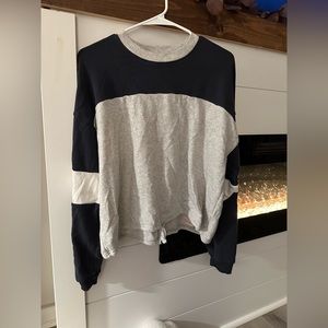 Oversized Gray and navy blue stewarded crew size medium ahh-mazingly soft likene